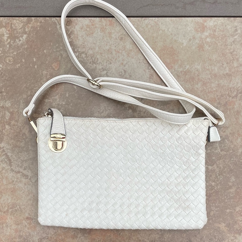 White shoulder bag with tons of pockets!                    ✨ Bundle 3 for $20 ✨